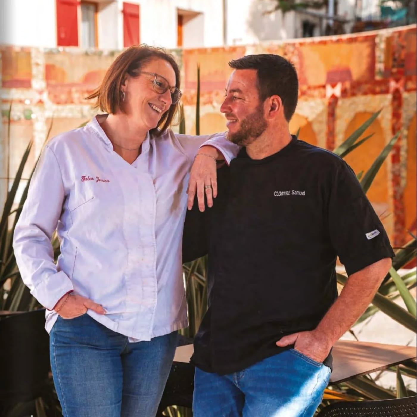 Jessica et Samuel, les deux chefs du Pèbre d'Aï, sur la terrasse du restaurant