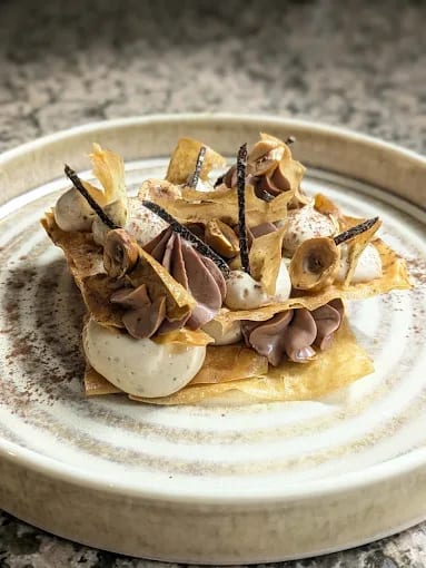 Feuilleté croustillant, crème et chocolat