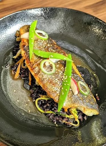 Filet de bar, riz noir et poireau grillé
