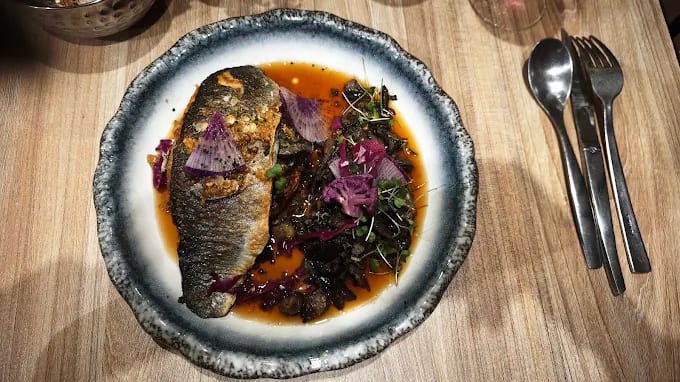 Dorade rôtie, jus corsé et herbes