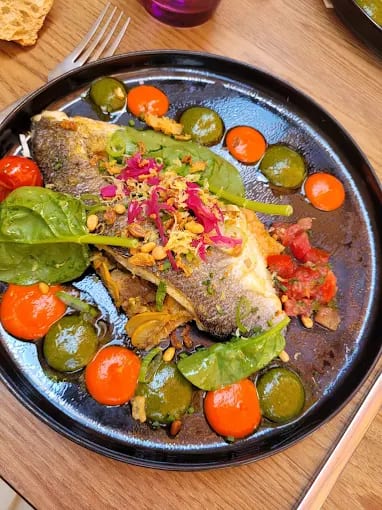 Poisson rôti, légumes et coulis colorés