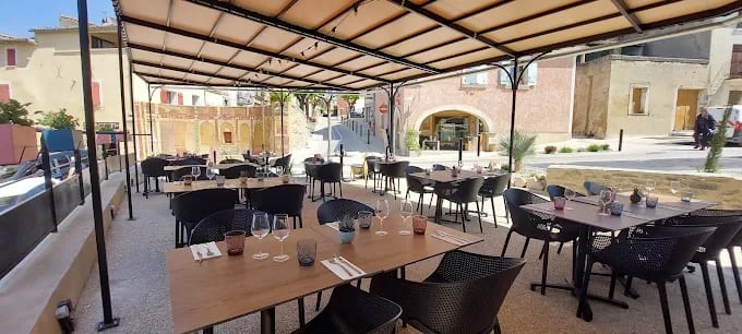 Tables dressées sous la terrasse ombragée
