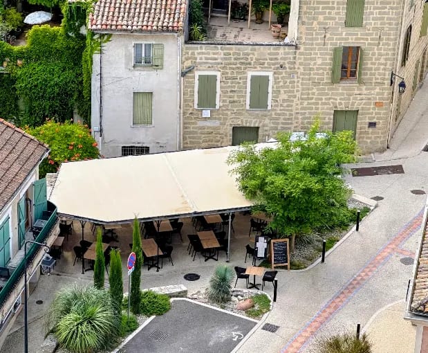 La nouvelle terrasse du Pèbre d'Aï, à l'ombre au cœur du village, vue d'en haut