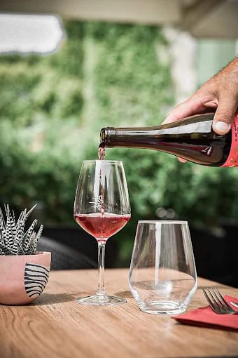 Service d'un vin nature en terrasse